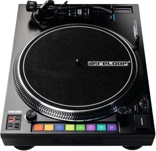 Hi-fi vinilplašu atskaņotājs Reloop RP 8000 MK2 melnā krāsā, skats no augšas, apaļš šķīvis, atskaņošanas svira, gaismas pogas un paliktņi