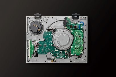 Pick-up vinil Technics SL-1200GMEES vedere internă a șasiului argintiu cu plăci de circuit imprimate verzi și motor central