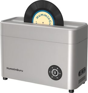 Macchina lava dischi HumminGuru NOVA grigio chiaro, vista di tre quarti, con vinile nero inserito e comando frontale