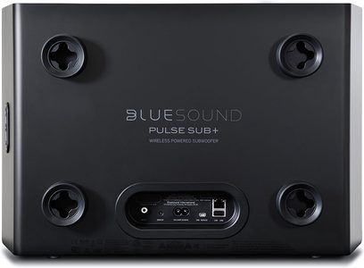 Μαύρο ματ υπογούφερ BlueSound PULSE SUB+, μπροστινή όψη, 4 κυκλικά ηχεία, οθόνη LED, θύρες σύνδεσης
