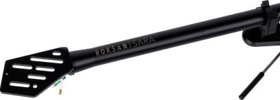Tonarm til Roksan Sara pladespiller, i mat sort metal, med modvægt og synlig kabling