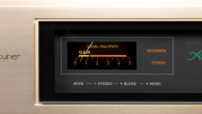 Tuner Accuphase T-1300 v kartáčovaném hliníku šampaňského barvy, černý přední panel, oranžový displej signál/multipath a indikátory režimu