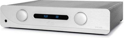 Atoll Electronique PR300 Evolution stereovoorversterker, vooraanzicht, zilverkleurige rechthoekige behuizing, 2 ronde knoppen, centraal scherm met de tekst "XLR 22"