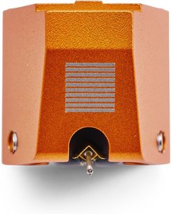 Vertere Acoustics Sabre Tonabnehmerzelle aus orange eloxiertem Aluminium, Frontansicht mit kantigem Gehäuse und gebogenem Ausschnitt, der den Metallnadelträger freigibt, Frontseite verziert mit feinen silbernen Horizontalstreifen und seitlichen Befestigungsschrauben
