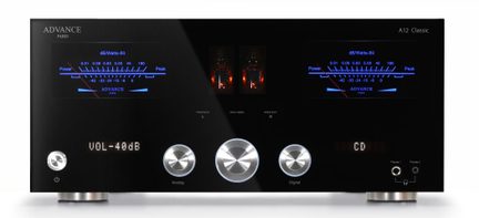 Amplificatore nero, vista frontale, due VU-meter blu, tre manopole in alluminio, display, due prese cuffie