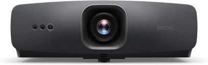 Proyector BenQ W2720i, vista frontal, carcasa rectangular negra, lente central rodeada de un borde texturizado, 3 botones circulares a la izquierda