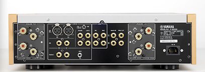 Yamaha A-S2000 sort hi-fi stereforstærker, mørke træsider, frontvisning af kontrolpanelet med knapper og stik