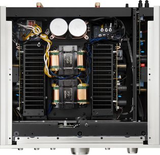 Stereo hi-fi zosilňovač Denon PMA-2010, vnútorný pohľad zobrazujúci elektronické súčiastky, transformátory a chladiče