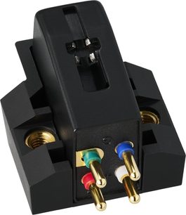 Audio Technica AT-VM510xCB pickup i mat sort plast, set bagfra i trekvart vinkel, trapezformet krop med centralt vindue, fire guldbelagte farvekodede stifter og to gevindindsatser på siderne