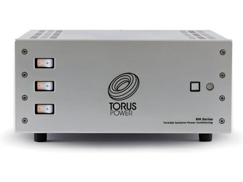 Netzstrom-Conditioner Torus Power RM 30 CE, rechteckiges graues Gehäuse mit 3 beleuchteten Schaltern links und zentralem Logo