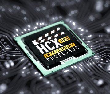 Processeur intelligent HCX Pro sur circuit imprimé vert luminescent, gros plan sur puce électronique dans environnement futuriste flou