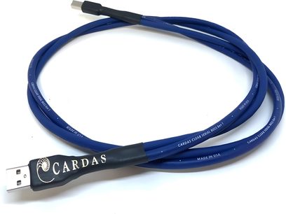Modrý USB kabel Cardas Clear, konektory USB-A a USB-B, silný plášť, stočený pohled