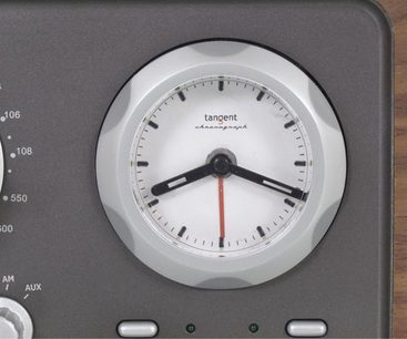 Grå analog Tangent Duo vækkeur med hvid skive, rød viserpil, tæt forfra-billede