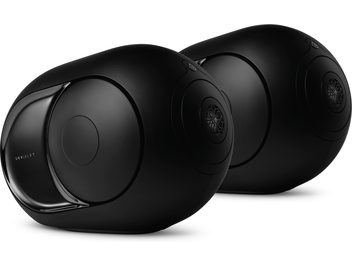Twee zwarte, ovaalvormige Devialet Phantom I 108 dB draadloze luidsprekers met een ronde centrale speaker en een arabesk logo
