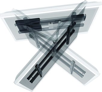 Vægmonteret TV-stander i transparent glas og sort metal, set fra en trekvart bagfra vinkel, med X-formede foldede arme