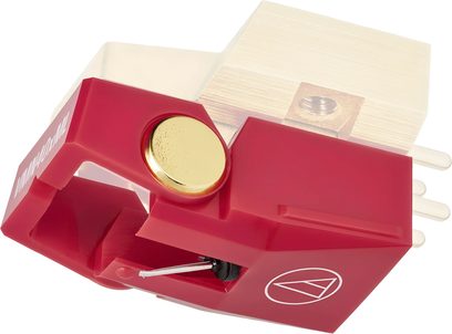 Diamante per testina Audio Technica AT-VMN40xML con corpo in plastica rossa, logo bianco laterale, inserto circolare metallico dorato, puntina di lettura metallica visibile e connettori color avorio sul retro, vista in tre quarti dal basso