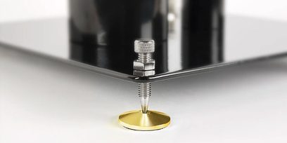 Norstone Design -vastapaino, kultainen metalliviimeistely, lähikuva ylhäältä tummaa harmaata taustaa vasten