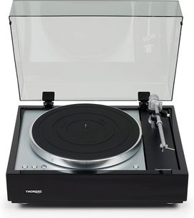 Gramofon Thorens TD 1601 v černém lesklém provedení, pohled zepředu, průhledný vyklopený protiprachový kryt, raménko a talíř v černé barvě