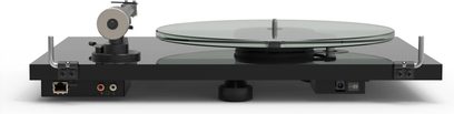 Hi-fi platenspeler Pro-Ject T2 Super Phono, vooraanzicht met glazen plateau, toonarm, aansluitingen en zwarte voetjes