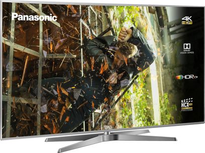Panasonic TX-75GX942E 4K HDR-tv set forfra, skærmen viser en skovscene med blade og grene