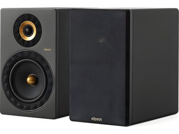 Dva regálové reproduktory Elipson Prestige Facet II 8B, matná černá, facetované kroužky, zlaté akcenty, textilní mřížka, pohled ze tří čtvrtin