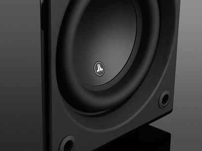 JL Audio Dominion D108 svart lakkert bassreflekskabinett, nærbilde forfra, sølvfarget logo, svart membran, avrundede kanter