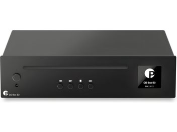 Lettore CD hi-fi Pro-Ject CD Box S3 nero in alluminio, vista frontale, con fessura di caricamento orizzontale, grande pulsante circolare di accensione a sinistra, quattro pulsanti di controllo allineati al centro e piccolo display quadrato di stato a destra