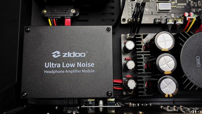 Zidoo ultra-stille hovedtelefonforstærker, sort modul med stik og potentiometre, nærbillede forfra