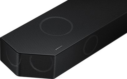Samsung F-HW-Q995D-BF soundbar, set fra en vinkel, sort perforeret gitter, synligt logo, rektangulær form, afrundede hjørner