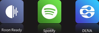 Tre firkantede ikoner på farvet baggrund: Roon Ready i blåt, Spotify i grønt og DLNA i blåt, til en multimedie-afspiller