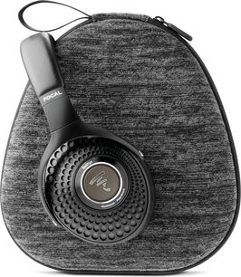 Căști hifi fără fir Bluetooth Focal Bathys negru intens pe husă gri texturată, cu casca stângă vizibilă, logo central
