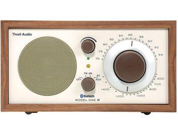 Radio da tavolo Tivoli Model One BT noce beige con grande altoparlante rotondo e ampia manopola di sintonizzazione frontale