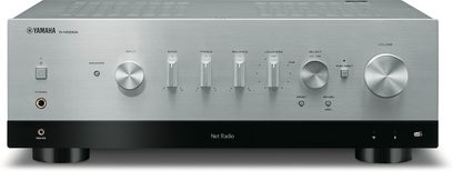 Amplificatore hi-fi stereo Yamaha R-N1000A argento, vista frontale, pannello frontale argentato con pulsanti e prese, display digitale centrale