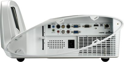 Optoma EX565UT hvid videoprojektor, set forfra og fra siden, med tilslutninger på bagsiden og ventilationsgitter