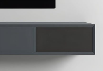 Rektangulært væghængt møbel i glat gråt materiale, to låger med grå og sorte paneler, mat finish, set forfra