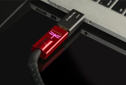 USB-lydkonverter Audioquest Jitter Bug FMJ rød og sort, tilsluttet en bærbar computer, tæt profilvisning