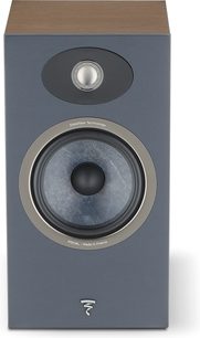Knihovní reproduktor Focal Slatefiber Technology, tmavě šedý přední panel s kruhovým černým reproduktorem a stříbrným výškovým reproduktorem, pohled zepředu