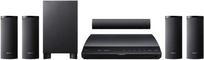 Sony BDV-E380 hjemmebiografsystem bestående af en Blu-ray-afspiller, to højttalertårne, to kompakte højttalere og en basreflekskabinet, set forfra