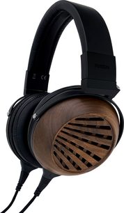 Open bedrade hifi-hoofdtelefoon Fostex TH616 met zwarte gewatteerde hoofdband, houten oorschelpen met open roosters en zwarte kabels