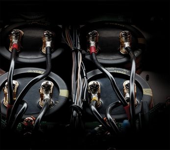 Yamaha M-5000 Leistungsverstärker in Schwarz, Draufsicht, 8 rot glühende Röhrenvakuumröhren in einer Reihe, schwarze Kabel hinten angeschlossen