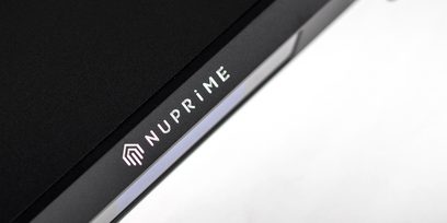 Nuprime Evolution DAC sort lydkonverter, nærbillede af logo og modelnavn på frontpanelet