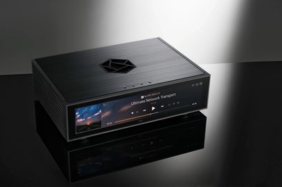 Síťový audio přehrávač Rose RS130 v černé barvě, pohled zepředu a shora, displej zobrazující "Ultimate Network Transport"