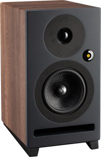 Lentyninė kolonėlė Davis Acoustics Krypton 3 classik riešutmedžio, matoma iš kampo, juodos matinės priekinės plokštės, 2 apvalūs garsiakalbiai, apatinis stačiakampis portas, trumpos kojelės.