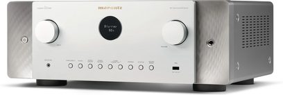 Marantz Cinema 60 DAB -kotiteatterivahvistin, hopeinen, etunäkymä, hopeinen etupaneeli napeilla, äänenvoimakkuuden säätönupilla ja LCD-näytöllä