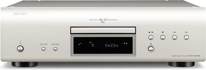 Odtwarzacz CD Denon DCD-1600NE w kolorze srebrnym, widok z przodu, cyfrowy wyświetlacz, przyciski sterujące, szczotkowana aluminiowa obudowa