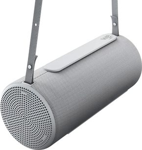 Altavoz bluetooth portátil Loewe We. HEAR 2 gris claro, formato cilíndrico con correa de transporte, vista en tres cuartos