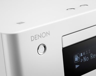 Denon CEOL N9 vit hi-fi-minisystem, detaljvy över strömbrytaren och LCD-skärmen som visar "No Re"