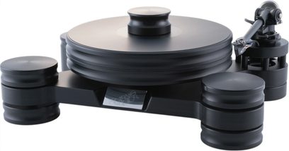 Transrotor Dark Star RB330 hi-fi pladespiller i mat sort, fremstillet i glat materiale med stor rillet, cirkulær pladetallerken, tre massive cylindriske fødder og tonearm monteret til højre, set fra trekvart forfra