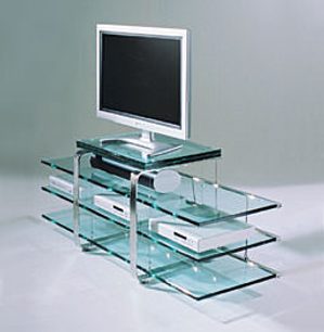 Schroers & Schroers Fly Plasma Plus TV-møbel i transparent glas med 5 trinhøje hylder og fladskærmsophæng, 3/4 frontvisning