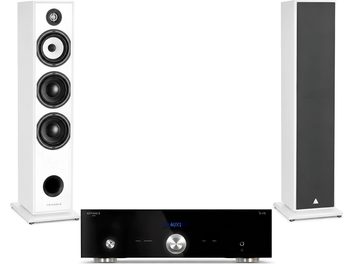 Hi-fi zostava Advance s párom bielych stĺpových reproduktorov Triangle, odnímateľnou čiernou prednou mriežkou a čiernym zosilňovačom v prednom pohľade